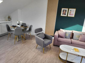 20 mins to central London, Stylish sky views 2 bed